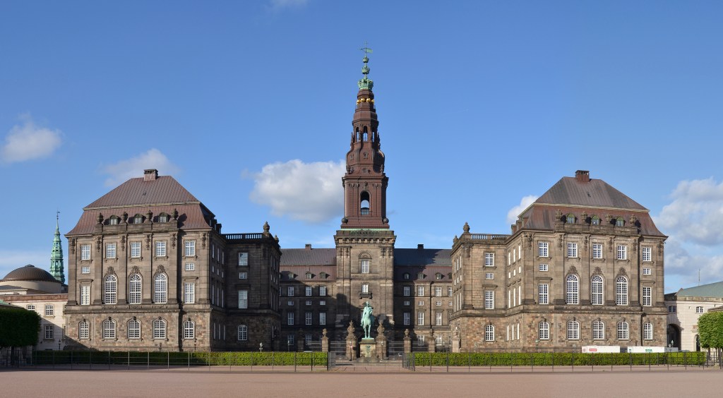 Christiansborg Slot med Folketinget set fra Slotspladsen i København