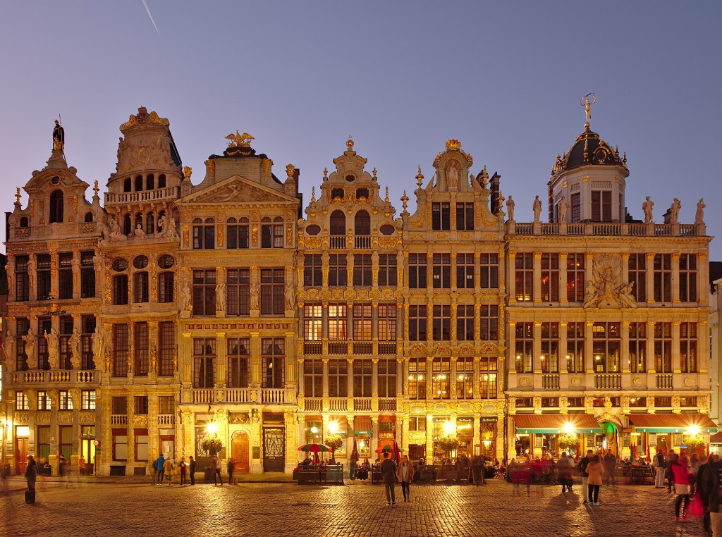Laugshusene på Grand-Place i Bruxelles oplyst i tusmørket