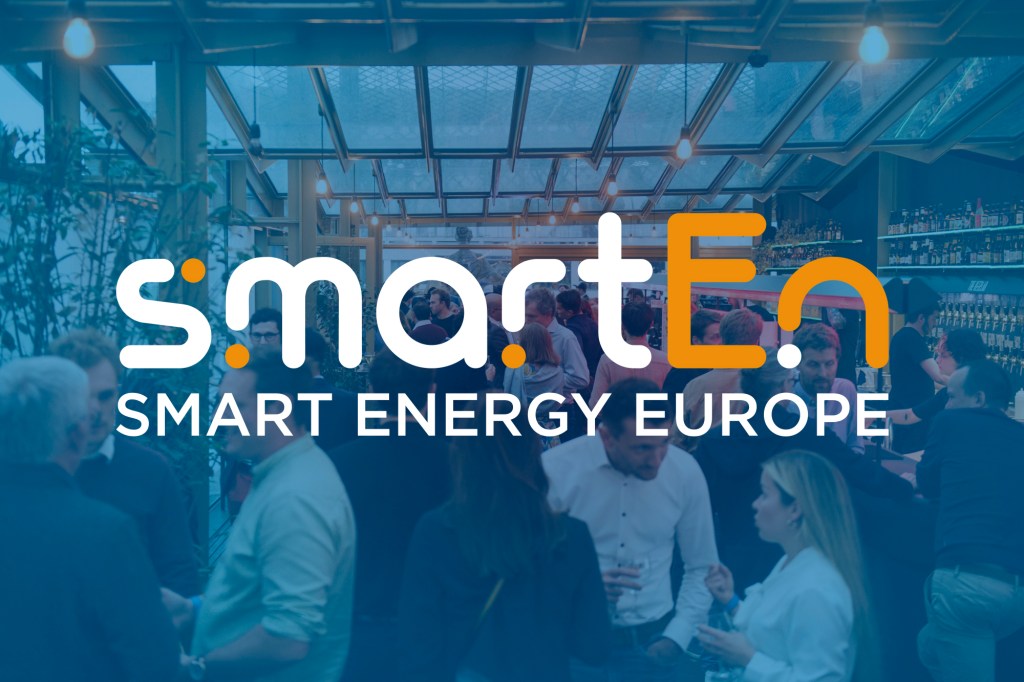 smartEn – Smart Energy Europe-logo over et netværksarrangement med deltagere under et glastag