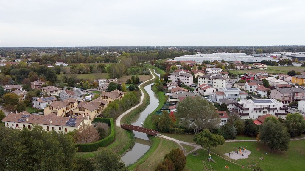 Luftfoto af Scorzè nær Venedig med villakvarterer, kanal og erhvervsområde